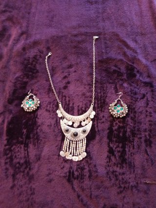 Conjunto collar y pendientes plateados
