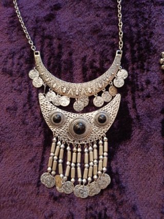 Conjunto collar y pendientes plateados