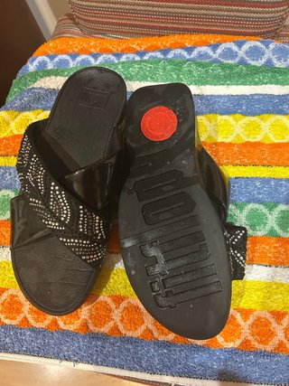 Chancletas negras con pedrería