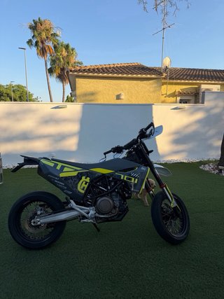 Husqvarna 701 Supermoto 2020 Gris/Amarillo