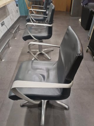 Sillones de peluquería negros y plateados