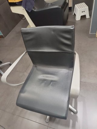 Sillones de peluquería negros y plateados
