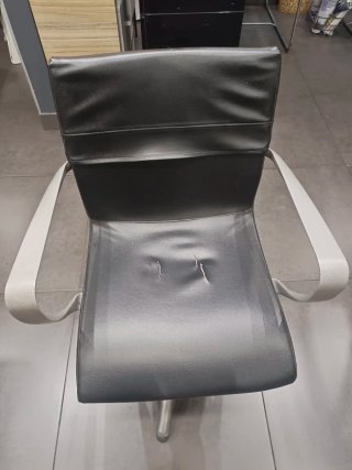 Sillones de peluquería negros y plateados
