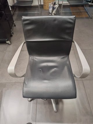 Sillones de peluquería negros y plateados
