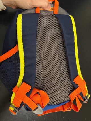 Mini mochila Quechua azul y naranja