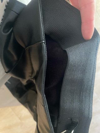 Pantalones negros efecto piel