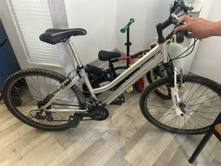 Bicicleta gris 26 pulgadas