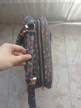 Mochila Parfois negra con estampado floral