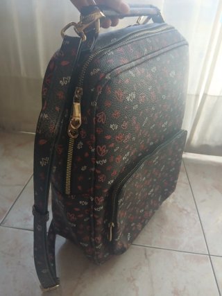 Mochila Parfois negra con estampado floral