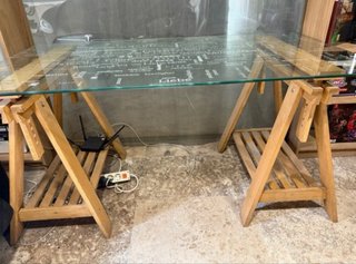 Mesa estudio vidrio y taburetes madera