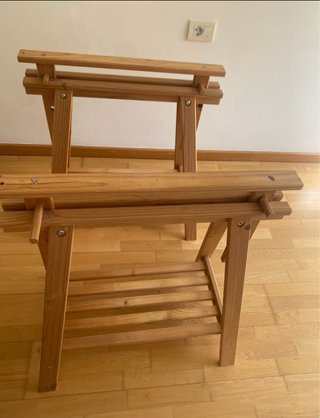 Mesa estudio vidrio y taburetes madera