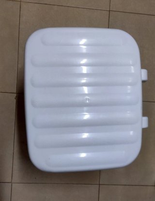 Cubo de basura blanco de plástico