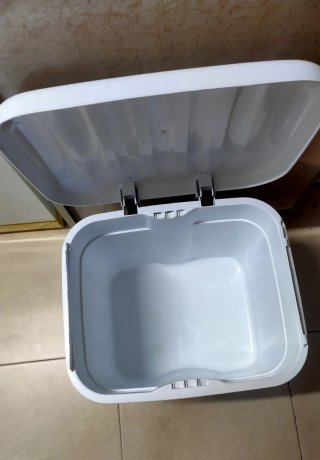 Cubo de basura blanco de plástico