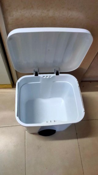 Cubo de basura blanco de plástico
