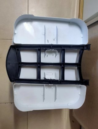 Cubo de basura blanco de plástico