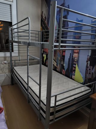 Letto a castello in metallo grigio