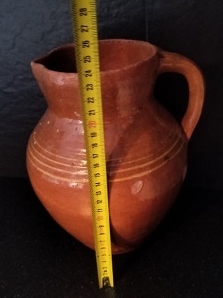 Jarro grande, antiguo, de barro.