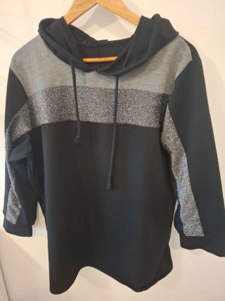 Sudadera negra con telaraña de strass. Con capucha