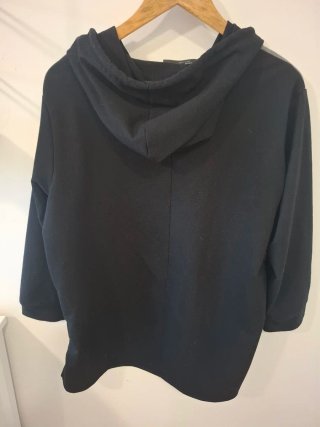 Sudadera negra con telaraña de strass. Con capucha