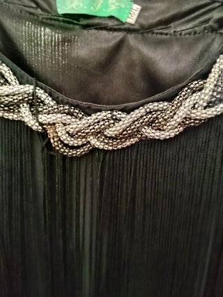 Vestido negro con pedrería y flecos