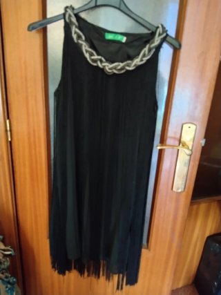 Vestido negro con pedrería y flecos