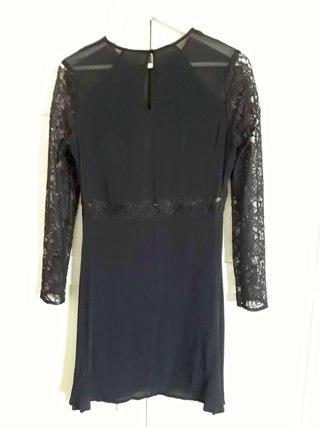 Vestido negro con mangas de encaje. Even&Odd. T. L