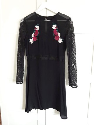 Vestido negro con mangas de encaje. Even&Odd. T. L