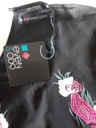 Vestido negro con mangas de encaje. Even&Odd. T. L