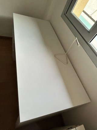 Escritorio blanco con cajonera