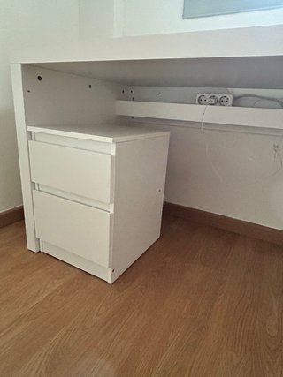 Escritorio blanco con cajonera