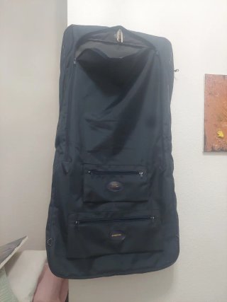 Portatraje negro y azul para viajes