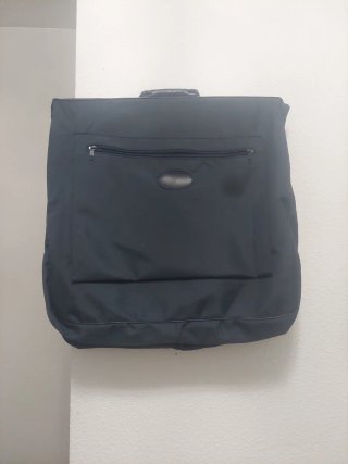 Portatraje negro y azul para viajes