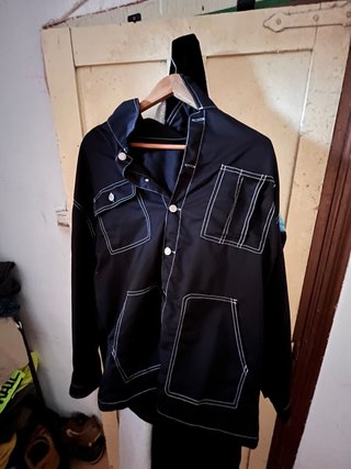 Chaqueta negra con pespuntes blancos