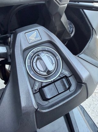 Moto Honda ADV 350 Gris