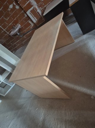 Tavoli da ufficio in legno e plastica