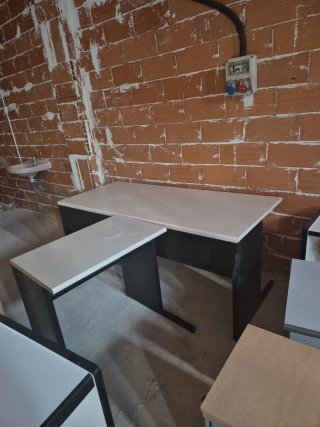 Tavoli da ufficio in legno e plastica