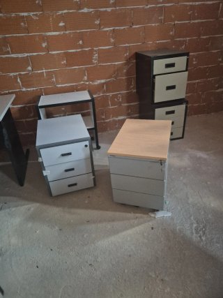Tavoli da ufficio in legno e plastica