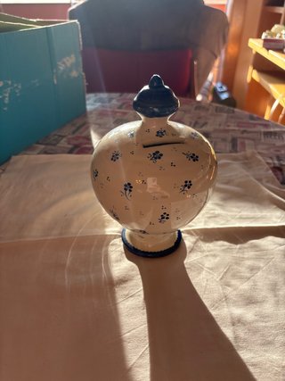 Hucha cerámica azul y blanca