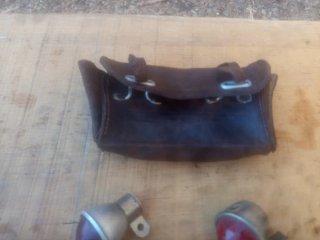 Lote bici antigua: cartera cuero, bomba, luces