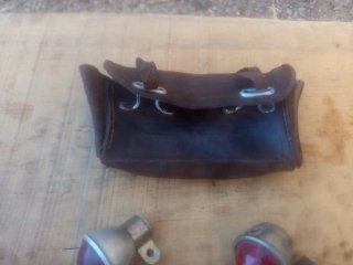 Lote bici antigua: cartera cuero, bomba, luces