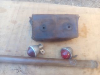 Lote bici antigua: cartera cuero, bomba, luces