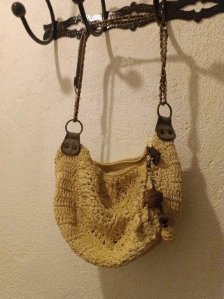 Bolso de hombro beige ganchillo con detalles