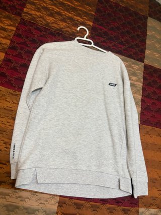 Sudadera gris con logo