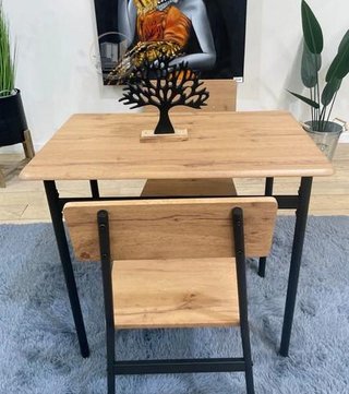 MESA CON 2 SILLAS