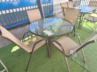 MESA CIRCULAR CRISTA  CON SILLAS
