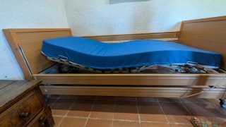 Cama asistencial geriátrica con colchón