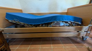 Cama asistencial geriátrica con colchón