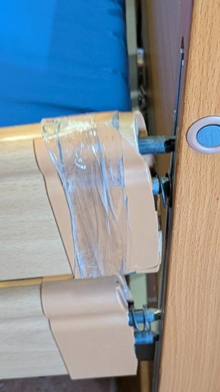 Cama asistencial geriátrica con colchón