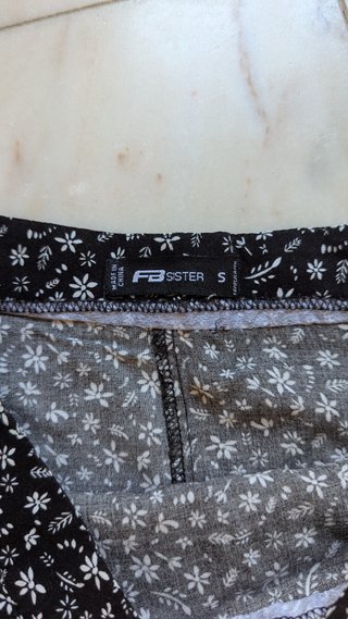 Falda corta floral negra Talla S