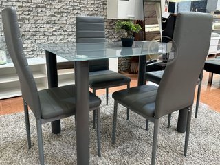 MESA CRISTAL CON 4 SILLAS